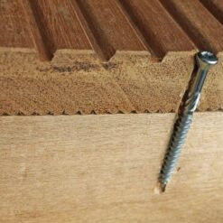 Dwarsdoorsnede van gemonteerde vlonderschroef in vlonderplank